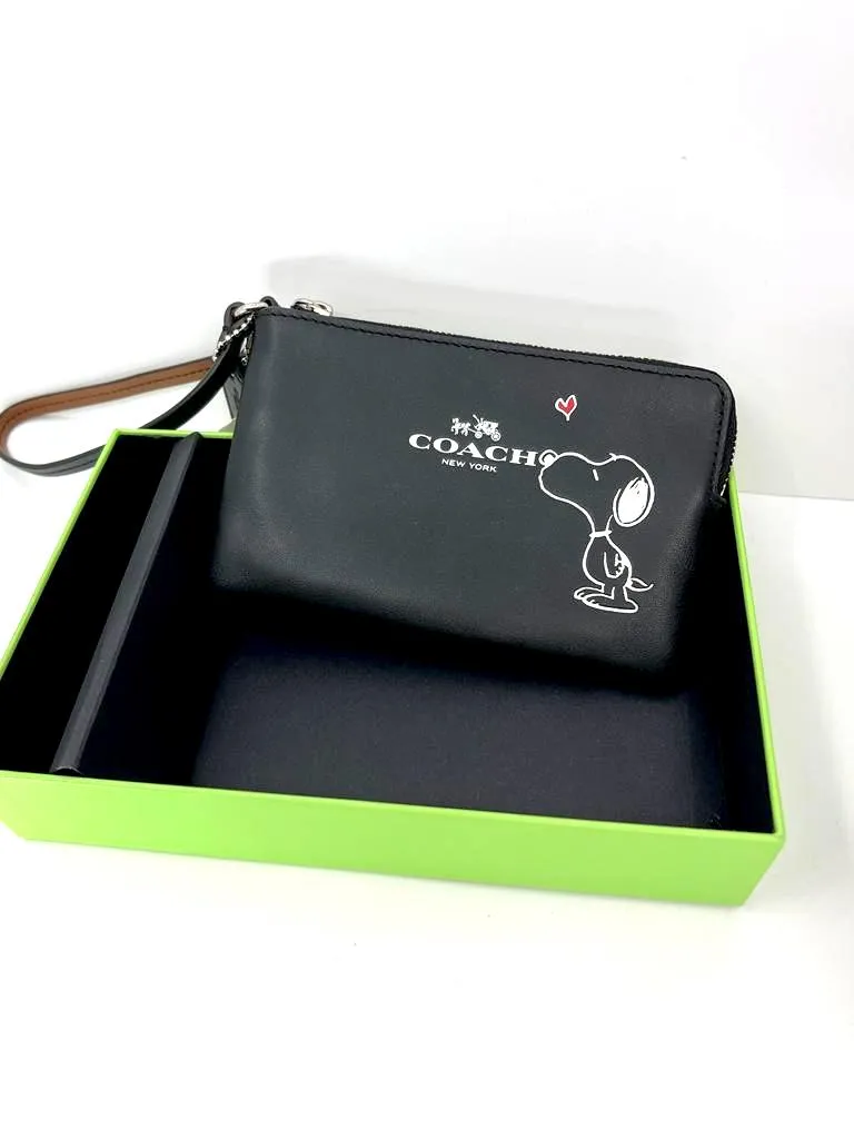 COACH X PEANUTS SNOOPY KISS ZIP WRISTLET WALLET/ PHONE CASE