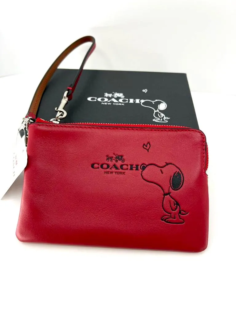 COACH X PEANUTS SNOOPY KISS ZIP WRISTLET WALLET/ PHONE CASE