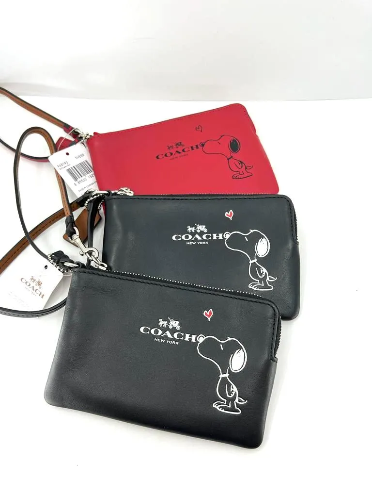 COACH X PEANUTS SNOOPY KISS ZIP WRISTLET WALLET/ PHONE CASE