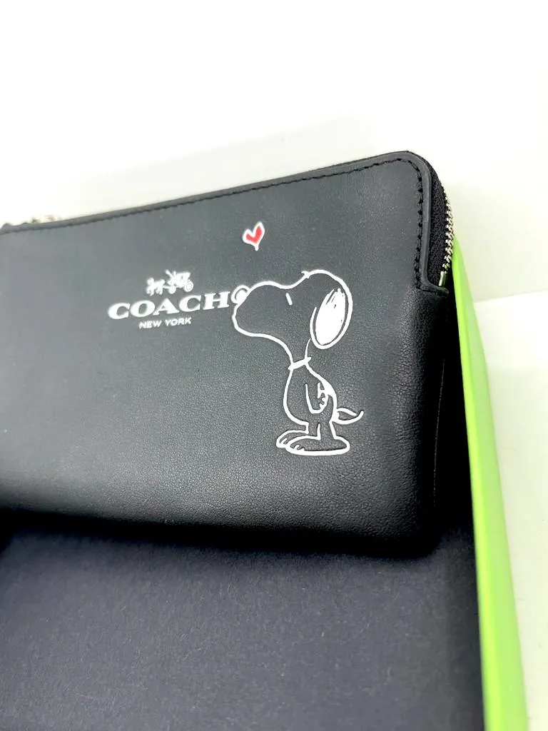 COACH X PEANUTS SNOOPY KISS ZIP WRISTLET WALLET/ PHONE CASE