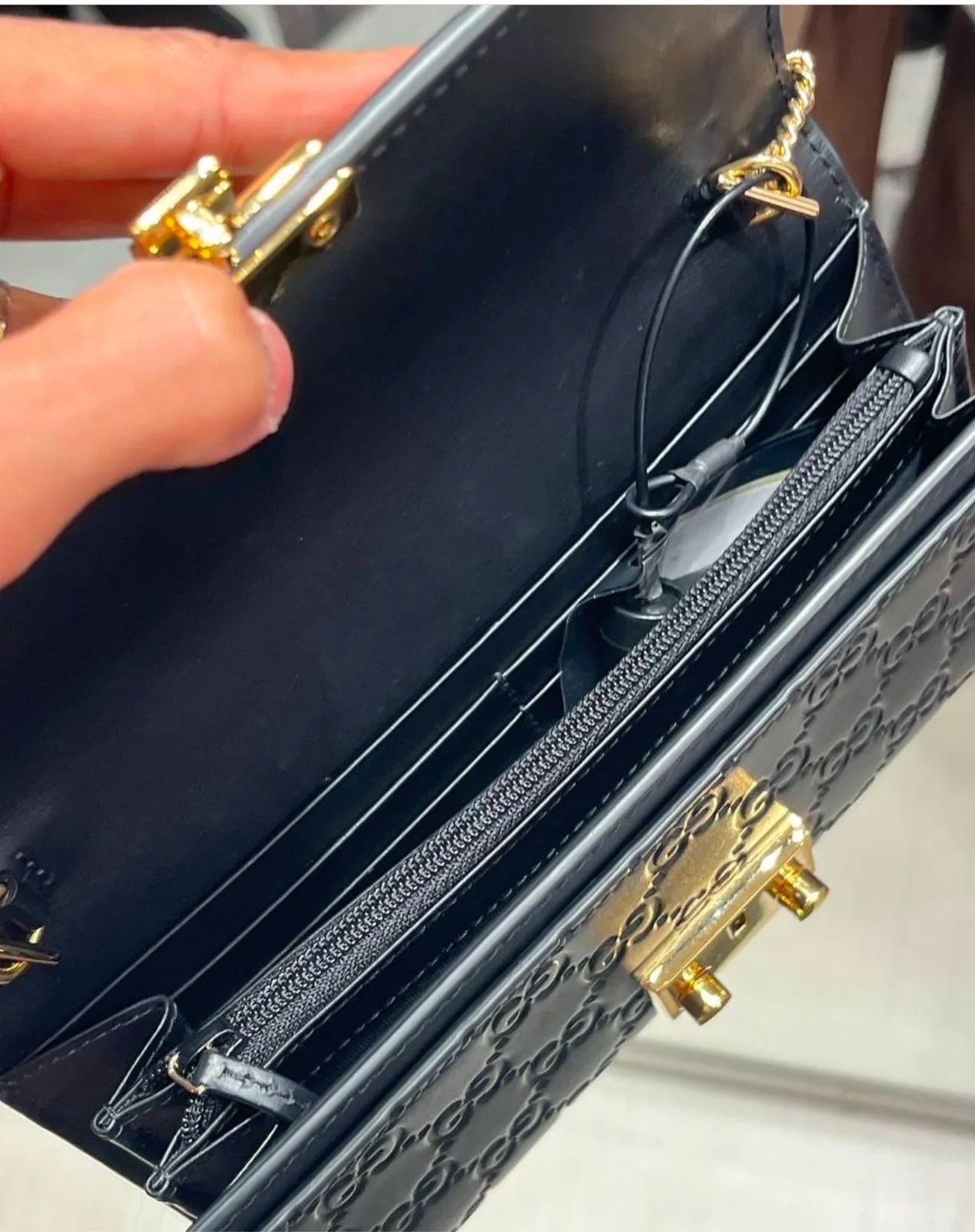 GUCCI AUTHENTIC EMBOSSED GUCCISSIMA PADLOCK WALLET SLING