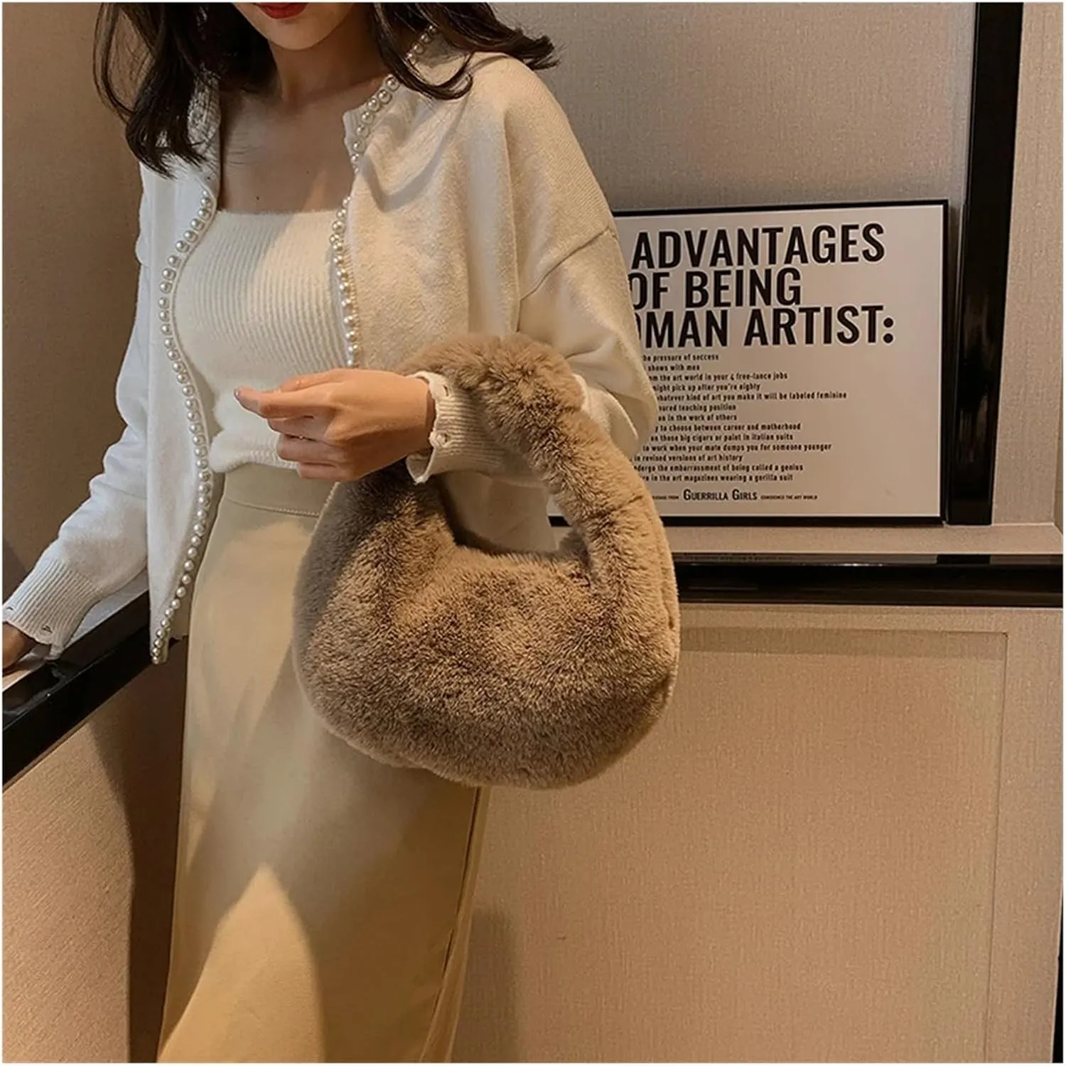 Plush Handbags Fur Women's Small Half Moon Bag Warm Plush Wrist Bags for Women Fashion Furry Short Handle Clutch