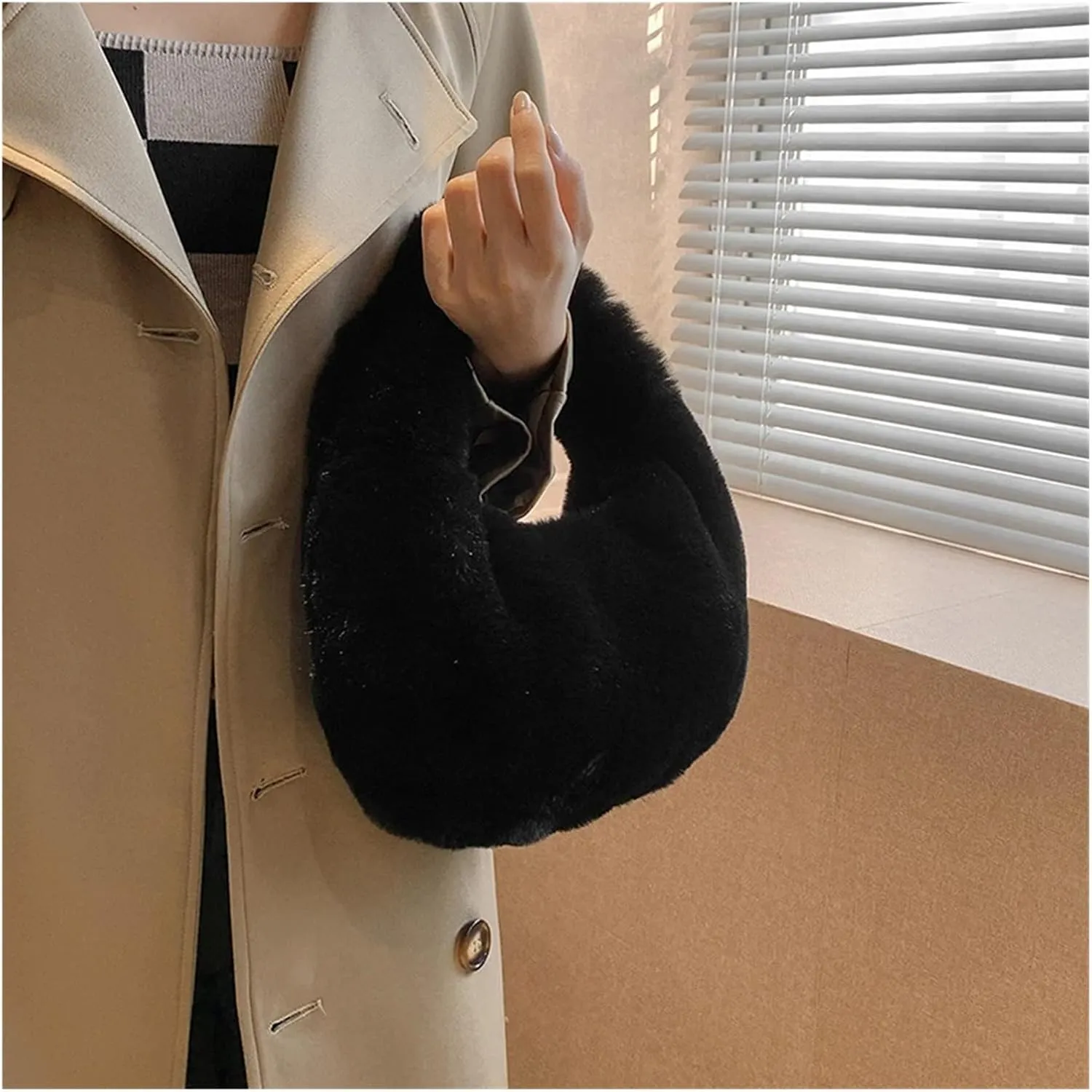 Plush Handbags Fur Women's Small Half Moon Bag Warm Plush Wrist Bags for Women Fashion Furry Short Handle Clutch